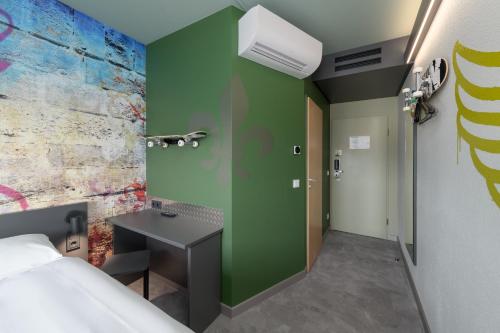 room detail thumbnail 0