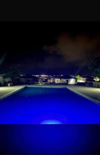 Peldbaseins, Yinjwasi Hill guest house in Tjakastad