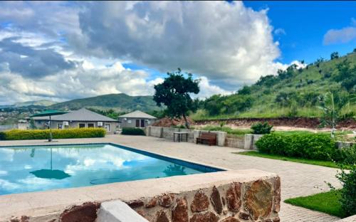 Peldbaseins, Yinjwasi Hill guest house in Tjakastad