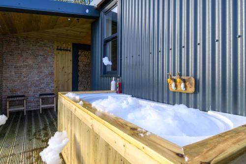 A tiny piece of heaven, stunning sea views hot tub in Largo Ward