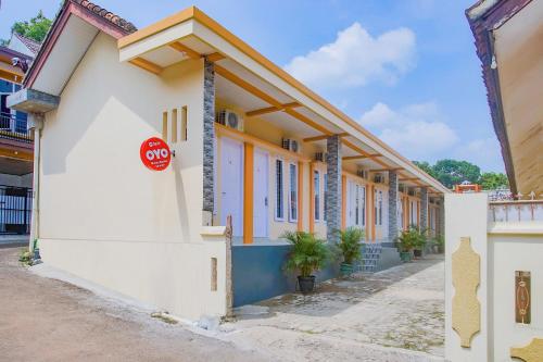 Entrance, Hotel O Wisma Bambu Syariah in Bandar Lampung
