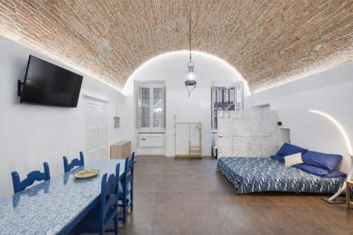 Seafront, Large Studio on the Beach with AC and WiFi