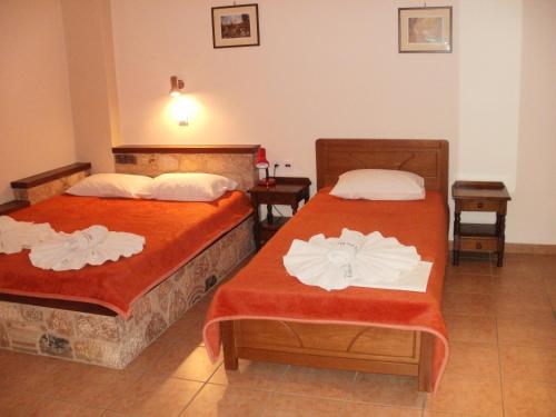 1 double bed, 2 twin beds
