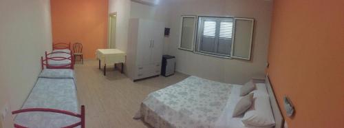 1 queen bed, 2 twin beds