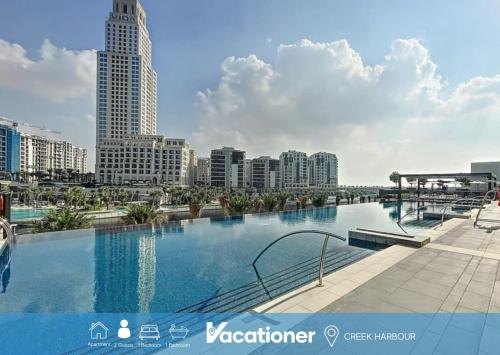 Vacationer Holiday Homes l Chic 1 Bedroom l Pool Access l Creek Harbour, Dubaj