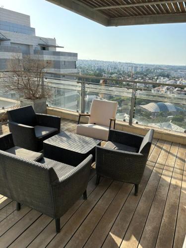 Beautiful Penthouse in Raanana with Stunning View in ラーナナ