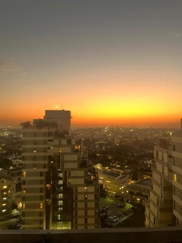 Beautiful Penthouse in Raanana with Stunning View in ラーナナ