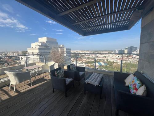 バルコニー/テラス, Beautiful Penthouse in Raanana with Stunning View in ラーナナ