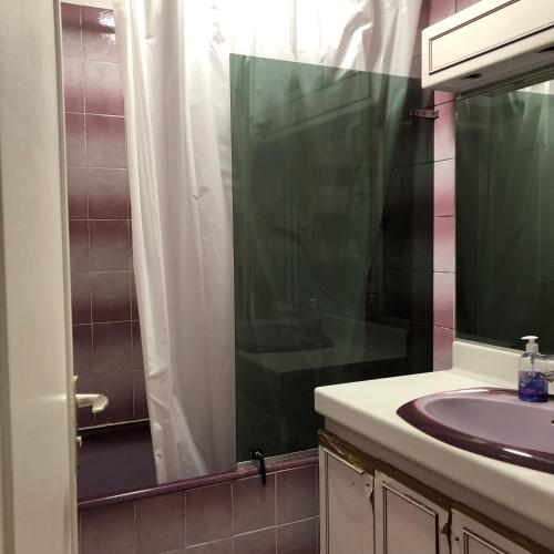 Bathroom, Female dorm- Femme dortoir Paris 8pm-10am in Bobigny