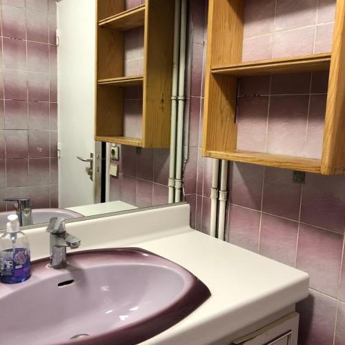 Bathroom, Female dorm- Femme dortoir Paris 8pm-10am in Bobigny