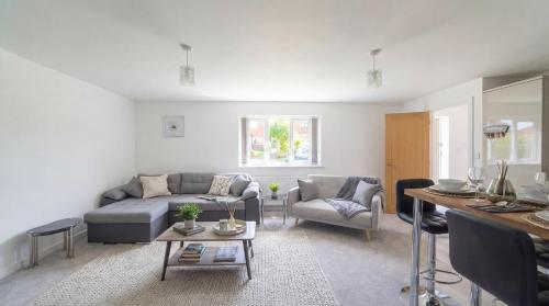 2-Bed Wallington Sleeps 6 Parking Near LGW - image 14
