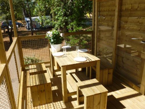 Camping Le Relais de la bresque in Sillans La Cascade ciems