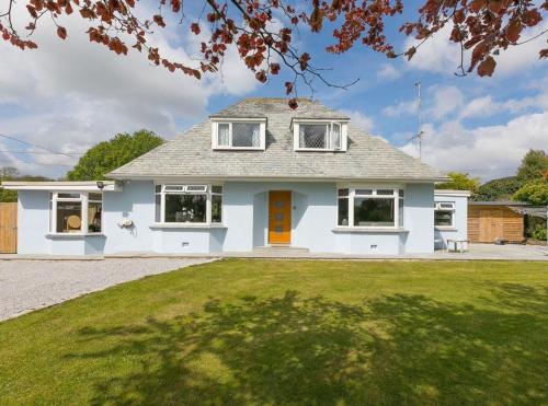 Wyvern – Beautiful & Spacious 4-Bedroom Home with Parking & Gardens chambre d'hôte Penryn