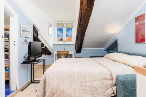 Tiny Vibes - Central Cozy Attic Studio