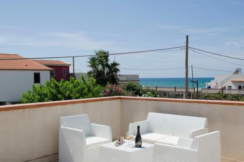 Home with Sea View Terrace Santa Maria del Focallo Beach