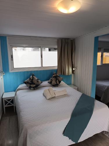 1 double bed, 2 twin beds