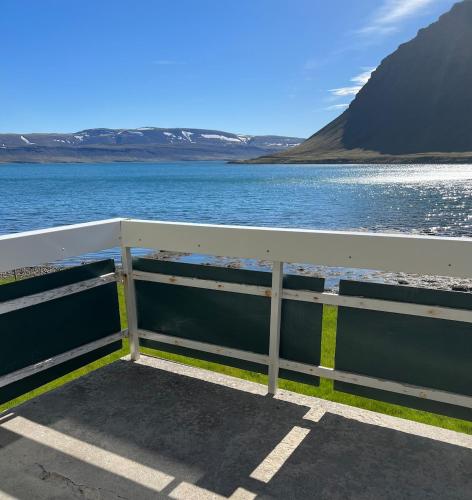 Dārzs, Bildudalur Westfjord Seafront Villa in Bildudalura