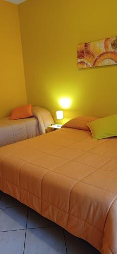 1 king bed, 1 twin bed