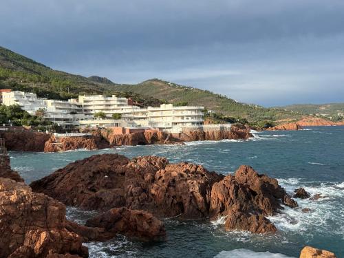 Alentours, Appartement 3 pièces pieds dans l 'eau front de mer sur la côte d'Azur (Appartement 3 pieces pieds dans l 'eau front de mer sur la cote d'Azur) in Le Trayas Superieur