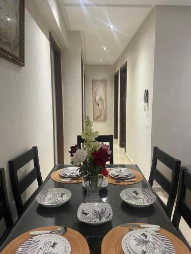 Luxury 3 Bedroom Apt Near Park and Sea, Heated Indoor Pool, Wifi, Free Parking in 엔 하루다