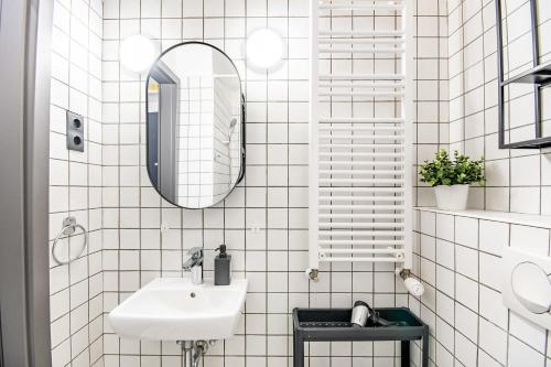 Cute Nest for Couples with AC - image 9