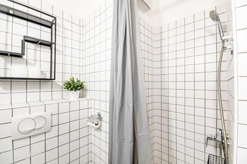 Cute Nest for Couples with AC - image 3