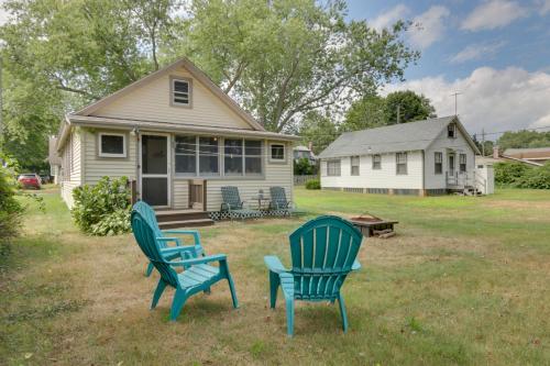 Grandmas Cottage with Sunroom Walk to Beach in Old Saybrook, USA