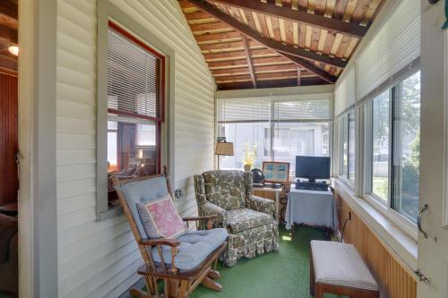 Grandmas Cottage with Sunroom Walk to Beach in Old Saybrook, USA