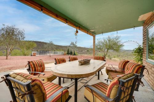 . Horse-Friendly Ranch Retreat in Wickenburg!
