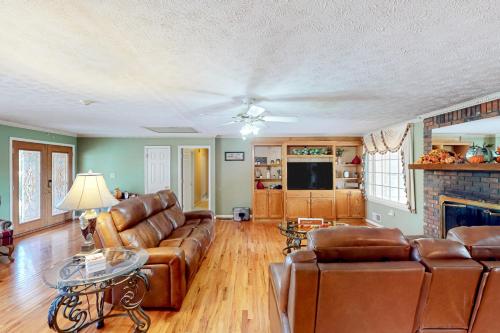 Pool, Fire Pit & Pond: Angler's Retreat in Griffin in Griffin (GA)