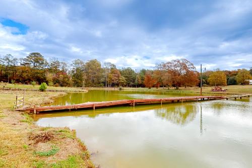 Pool, Fire Pit & Pond: Angler's Retreat in Griffin in Griffin (GA)