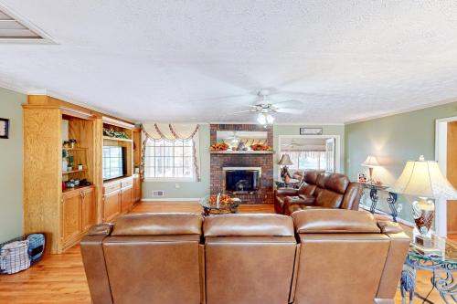 Pool, Fire Pit & Pond: Angler's Retreat in Griffin in Griffin (GA)