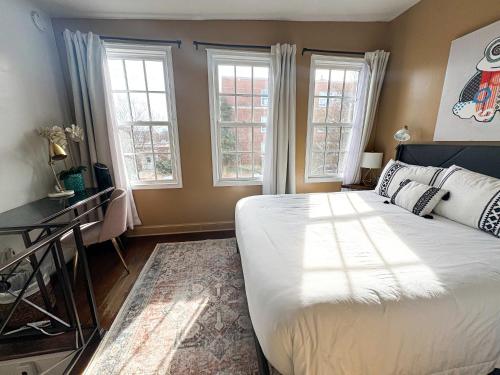 Capitol Hill Carriage House - Tap to explore photos