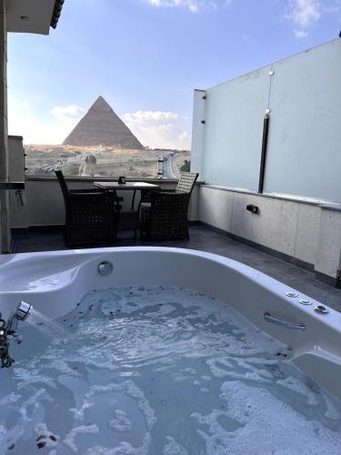 Egypt pyramids inn in Александрия