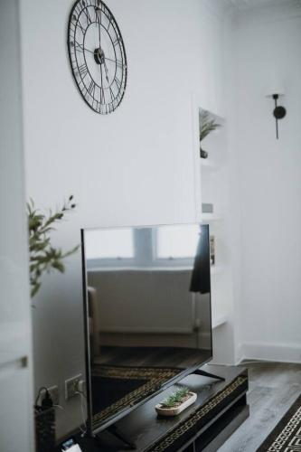 Modern Apartment in Leith - image 8