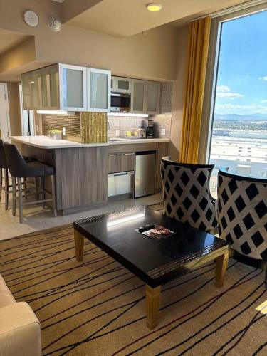 Travelers Dream Suite Heart of Vegas Resort Access - image 2