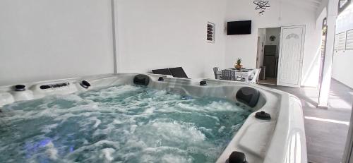 Ruby's - Duplex, Private Jacuzzi, Terrace et Relaxation - Location saisonnière - Le Gosier