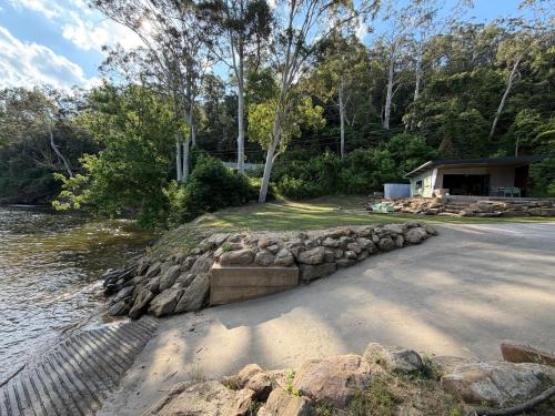 Chapel Cove Retreat - Private Tiny House with Boat Ramp in Hawkesbury Völgy