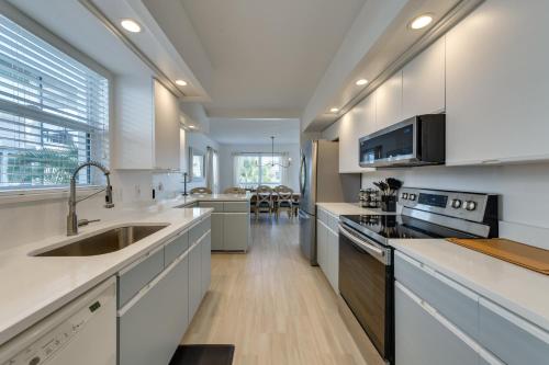 Covered Deck & Bay Views: Bradenton Beach Abode! - Bradenton Beach, FL