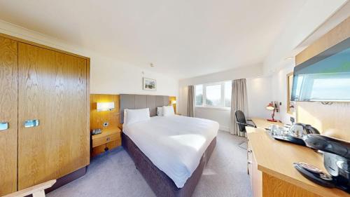 1 king bed, 1 sofa bed