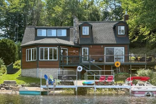 Dock & Views! Lakeside Family Escape in Wilton – khách sạn tại Wilton (ME)