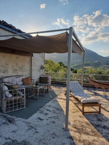 Rustic house with great views of the mountains in Brittoli
