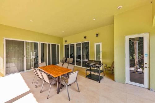 Supremacy Villa STR-6110 in Davie (FL)