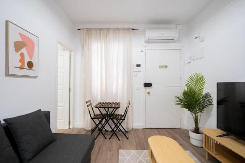 Steps to Gran Via Stylish 1BR in Chueca Alquiler Temporal - image 3