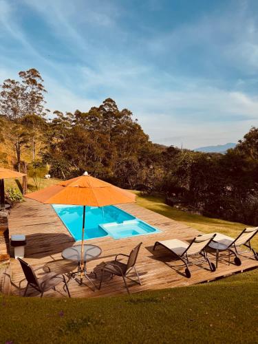 Peldbaseins, Haya Vista Alta - Chalés (Haya Vista Alta - Chales) in Santo Antonio do Pinhal ( Sao Paulo)