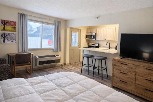 Nisswa Hotel & Suites – Round Lake King Patio Suite with Full Kitchen