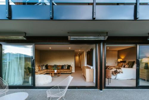 Korari House - Lake Views - Close to Town Centre - Sleeps 10 - image 2
