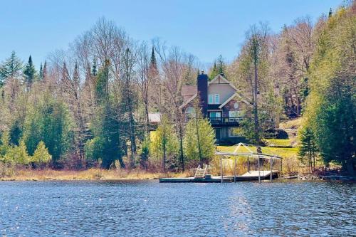 Waterfront - hot tub - Theatre - Mont-Tremblant – khách sạn tại Lac-Labelle