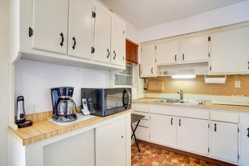 Pets Welcome Cozy Home with Pool in Margate! in Margate