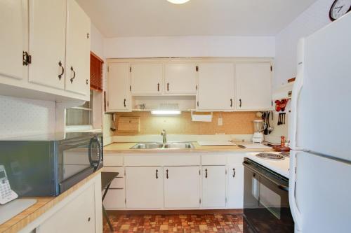 Pets Welcome Cozy Home with Pool in Margate! in Margate